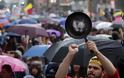 Χιλιάδες διαδηλωτές με μαγειρικά σκεύη και πολύ χρώμα κατά του Ντούκε