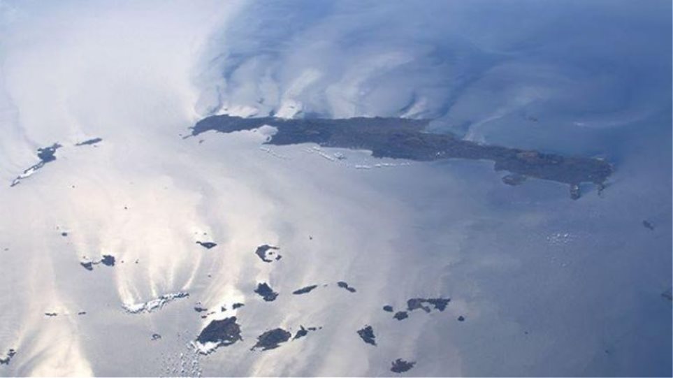 Εκπληκτική φωτογραφία από το διάστημα: Η Κρήτη... ανάποδα και η αλληλεπίδραση στεριάς - θάλασσας - Φωτογραφία 1
