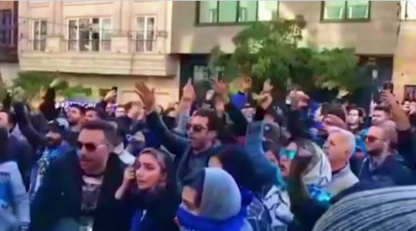 Διαδηλώσεις στο Ιράν για τον Στραματσόνι - Φωτογραφία 1