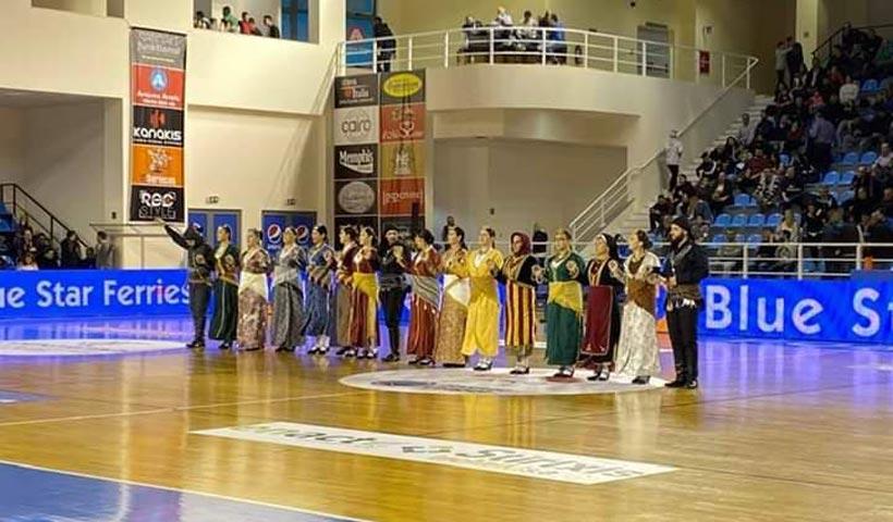 Ρόδος: πανό για τα 100 χρόνια από τη Γενοκτονία των Ελλήνων του Πόντου σε ημίχρονο αγώνα μπάσκετ - Φωτογραφία 1