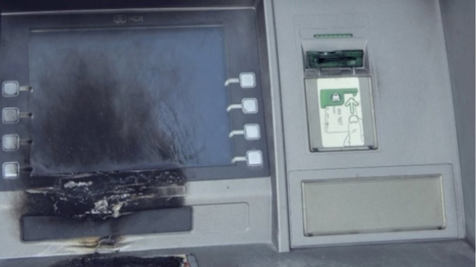 Ανάβυσσος: Έκρηξη σε ATM - Οι ληστές πήραν τα χρήματα και εξαφανίστηκαν - Φωτογραφία 1