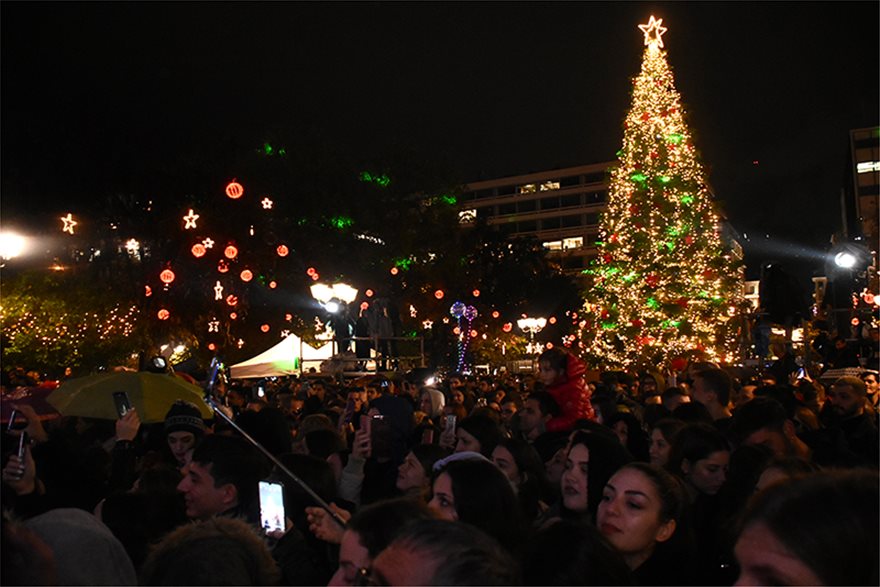 Χριστούγεννα 2019: Φωταγωγήθηκε το δένδρο στην πλατεία Συντάγματος - Φωτογραφία 11