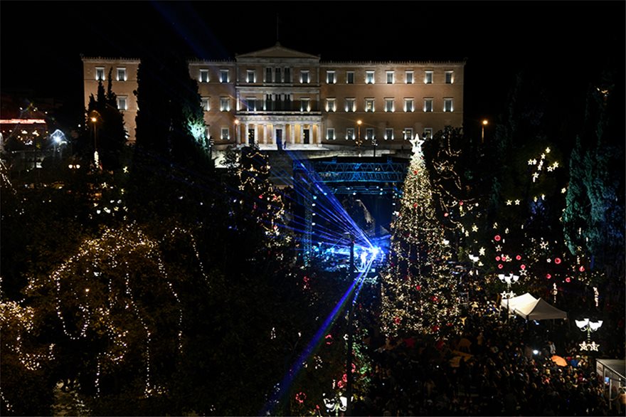 Χριστούγεννα 2019: Φωταγωγήθηκε το δένδρο στην πλατεία Συντάγματος - Φωτογραφία 2