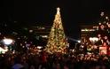 Χριστούγεννα 2019: Φωταγωγήθηκε το δένδρο στην πλατεία Συντάγματος - Φωτογραφία 1