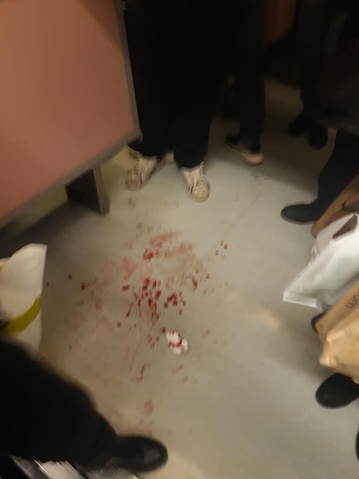 Θλιβερές εικόνες στο Μετρό Συντάγματος: Αίματα και σπασμένα γυαλιά - Φωτογραφία 4