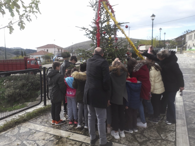 Μαθητές στόλισαν το Χριστουγεννιάτικο δέντρο στο ΑΡΧΟΝΤΟΧΩΡΙ - [ΦΩΤΟ] - Φωτογραφία 2