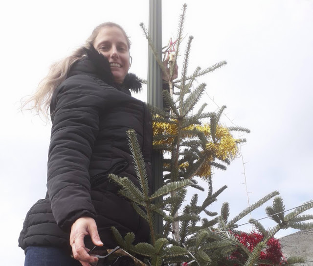 Μαθητές στόλισαν το Χριστουγεννιάτικο δέντρο στο ΑΡΧΟΝΤΟΧΩΡΙ - [ΦΩΤΟ] - Φωτογραφία 3