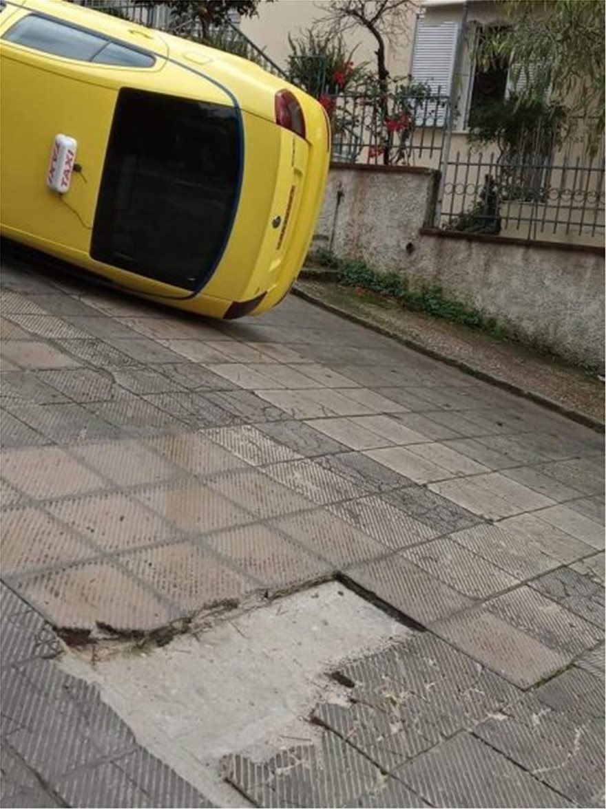 Υμηττός: Ταξί τούμπαρε στη μέση του δρόμου - Φωτογραφία 2