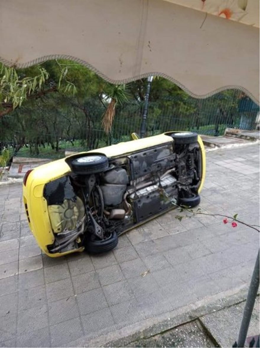 Υμηττός: Ταξί τούμπαρε στη μέση του δρόμου - Φωτογραφία 4