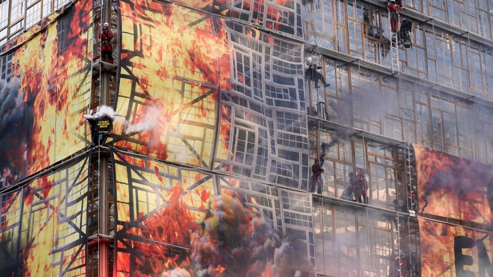 Ακτιβιστές της Greenpeace έβαλαν «φωτιά» στο κτήριο του Ευρωπαϊκού Συμβουλίου - Φωτογραφία 1