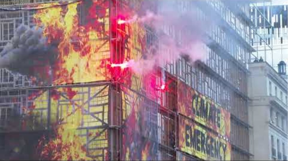 Ακτιβιστές της Greenpeace έβαλαν «φωτιά» στο κτήριο του Ευρωπαϊκού Συμβουλίου - Φωτογραφία 2
