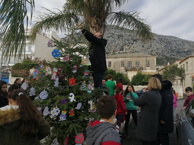 Στολίστηκε το Χριστουγεννιάτικο δέντρο στην παραλία του ΑΣΤΑΚΟΥ από μαθητές  - [ΦΩΤΟ] - Φωτογραφία 2