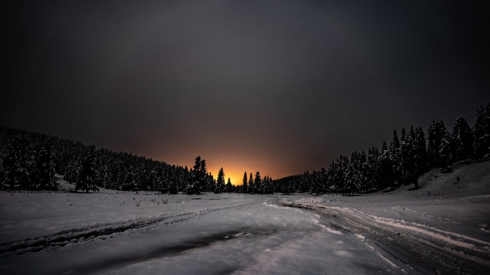 Μαγικές νυχτερινές εικόνες από το χιονισμένο Περτούλι - Φωτογραφία 1