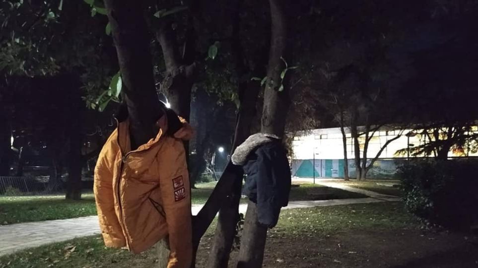 Μπουφάν κρεμασμένα στα δέντρα της Έδεσσας για να μη μείνει «κανείς μόνος στο κρύο» - Φωτογραφία 1