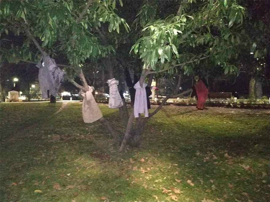 Μπουφάν κρεμασμένα στα δέντρα της Έδεσσας για να μη μείνει «κανείς μόνος στο κρύο» - Φωτογραφία 2