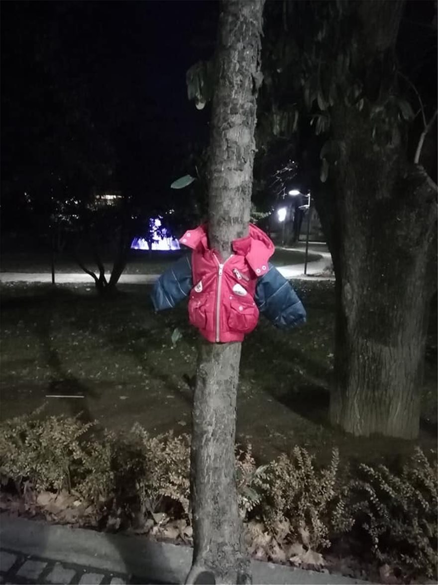 Μπουφάν κρεμασμένα στα δέντρα της Έδεσσας για να μη μείνει «κανείς μόνος στο κρύο» - Φωτογραφία 3