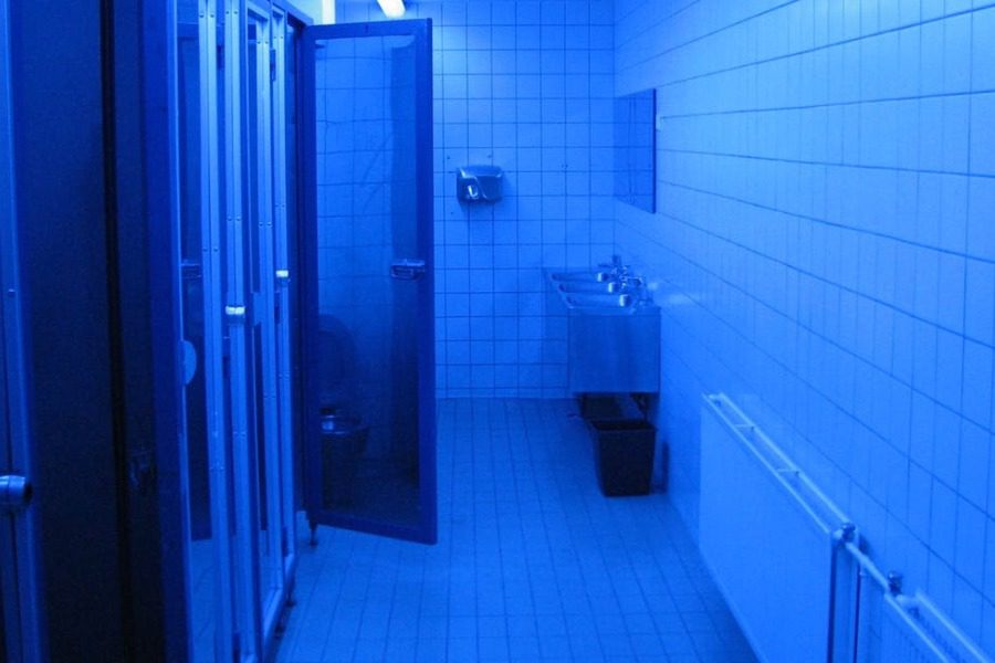 Γιατί στην Ελβετία οι δημόσιες τουαλέτες έχουν μπλε φωτισμό; - Φωτογραφία 1