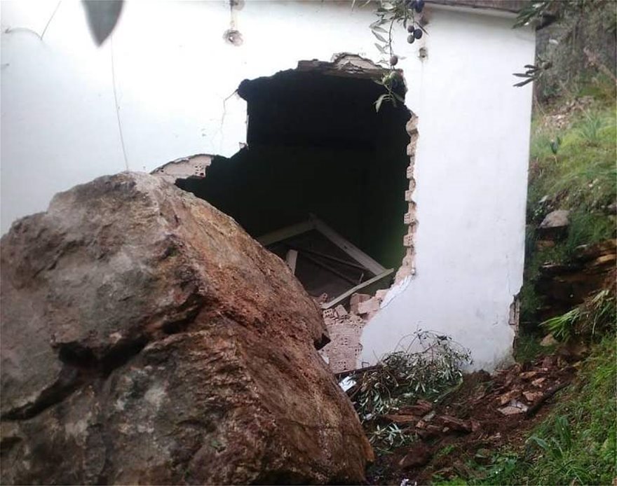 Άρτα: Τεράστιος βράχος αποκολλήθηκε και έπεσε σε σπίτι - - Φωτογραφία 2