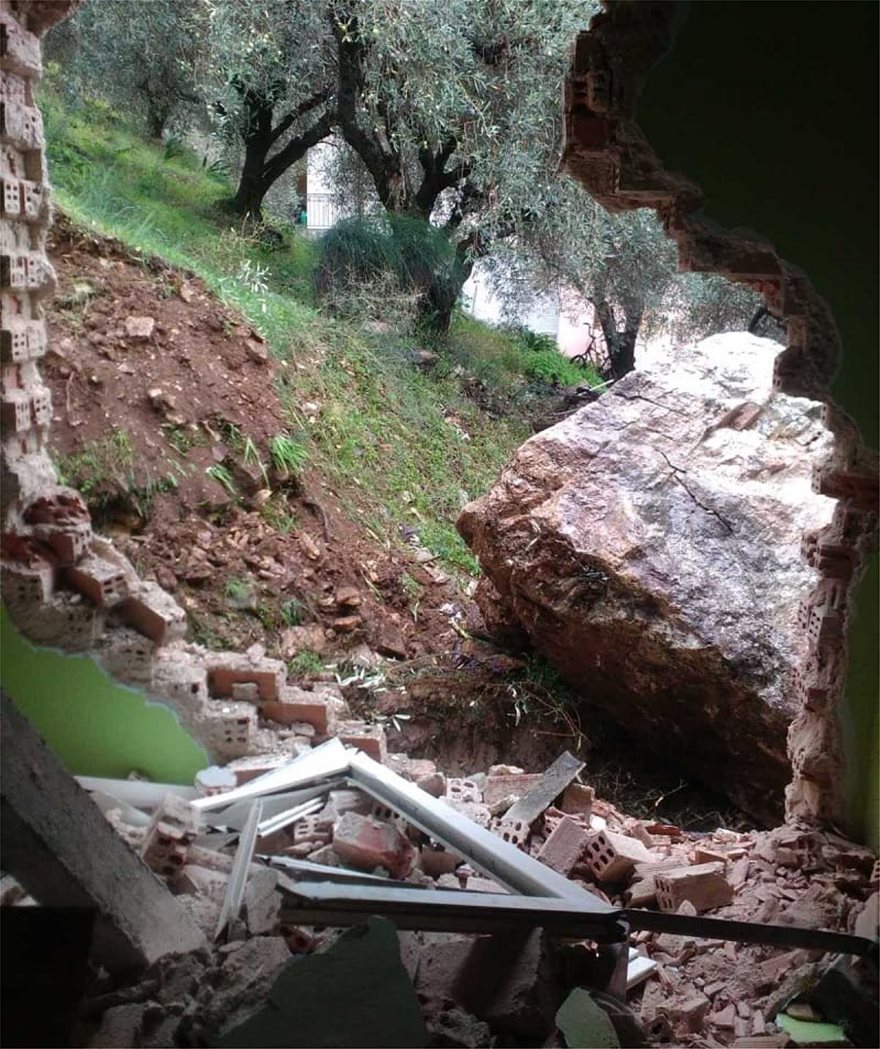 Άρτα: Τεράστιος βράχος αποκολλήθηκε και έπεσε σε σπίτι - - Φωτογραφία 3