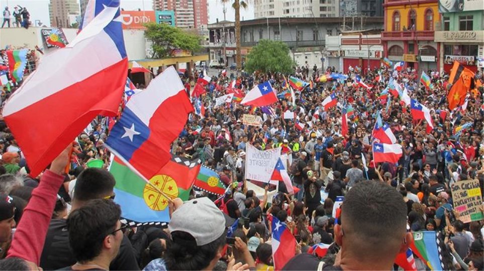 Χιλή: Οι πολίτες απαιτούν να καταργηθεί το υπάρχον Σύνταγμα του Πινοσέτ - Φωτογραφία 1