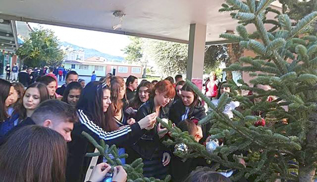 Στόλισαν το Χριστουγεννιάτικο δέντρο στο Γυμνάσιο και Λύκειο ΒΟΝΙΤΣΑΣ - [φωτο] - Φωτογραφία 2