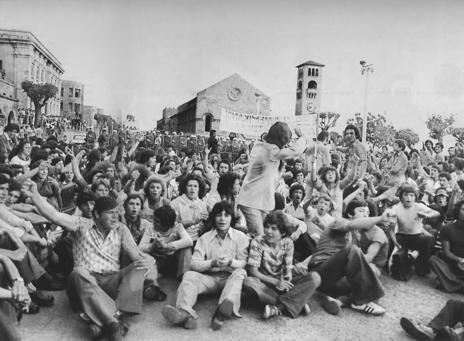 Ιστορικό λεύκωμα 1976: Έκρηξη Αντιαμερικανισμού Στη Ρόδο - Φωτογραφία 1