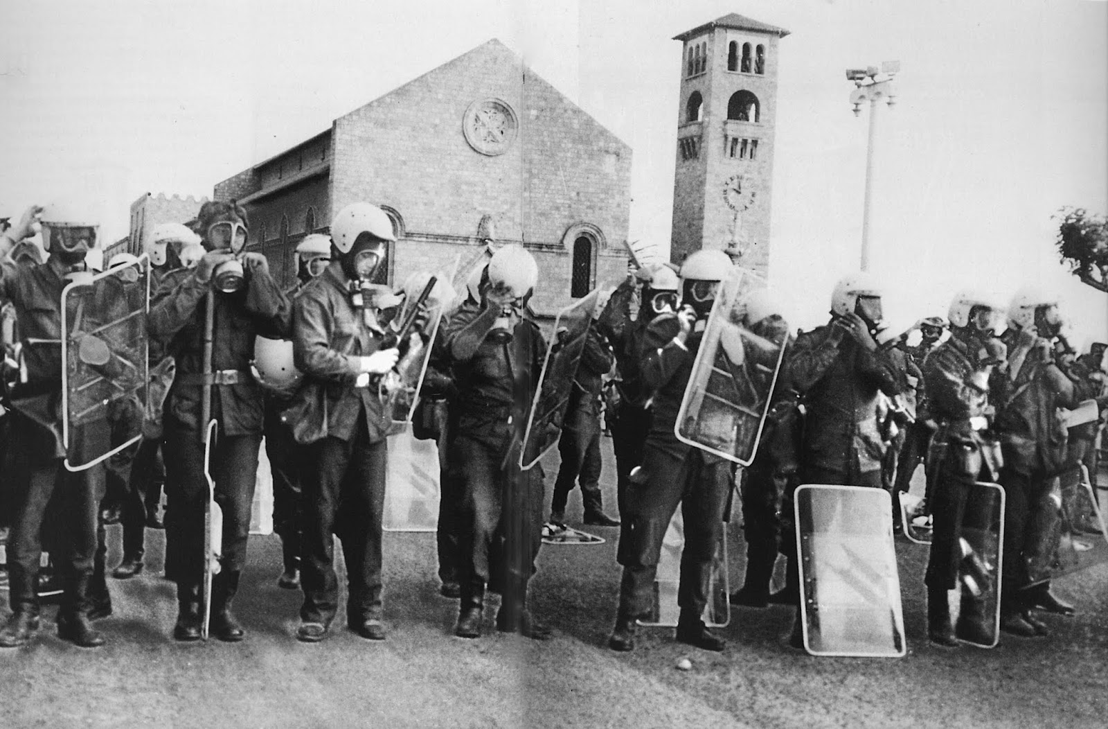 Ιστορικό λεύκωμα 1976: Έκρηξη Αντιαμερικανισμού Στη Ρόδο - Φωτογραφία 2