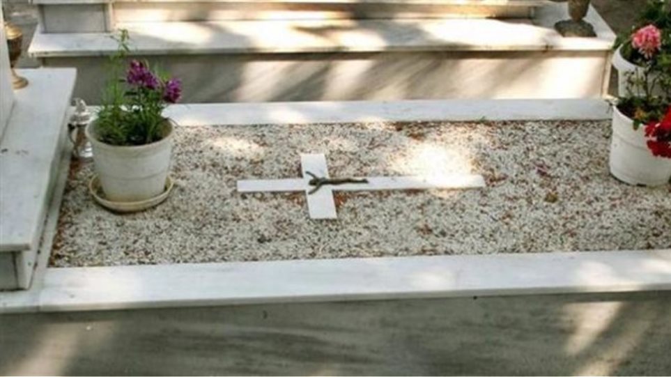 Λαμία: Λεηλάτησαν 50 τάφους σε νεκροταφείο - Φωτογραφία 1