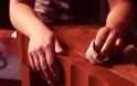 ΚΑΤΑΣΚΕΥΕΣ - Πώς να καλύψετε εύκολα τις γρατζουνιές στα ξύλινα έπιπλα - Φωτογραφία 1