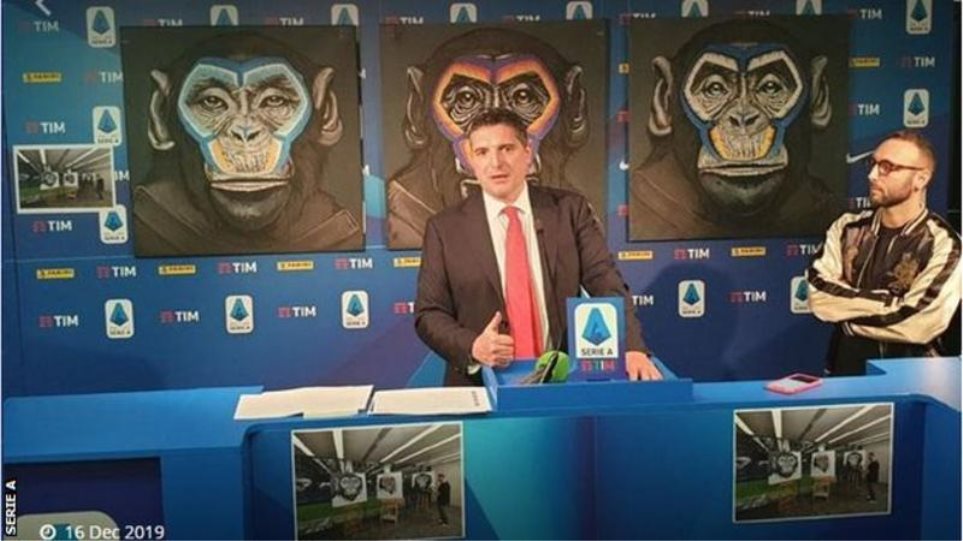 Ιταλία: Η Serie A ζήτησε συγγνώμη για τους τρεις πίνακες με χιμπατζήδες κατά του ρατσισμού - Φωτογραφία 1