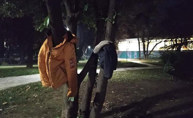 Έδεσσα: Στολίζουν δέντρα με μπουφάν για να μην είναι κανείς μόνος στο κρύο - Φωτογραφία 1