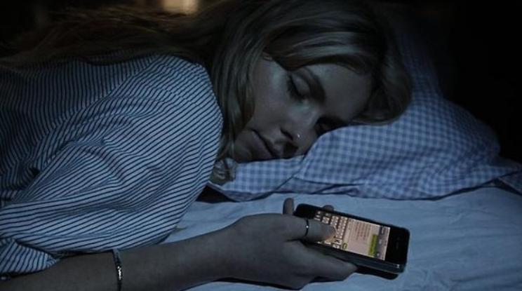 Τι μπορεί να πάθετε εάν κοιμάστε με το κινητό δίπλα σας; - Φωτογραφία 1