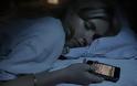 Τι μπορεί να πάθετε εάν κοιμάστε με το κινητό δίπλα σας;