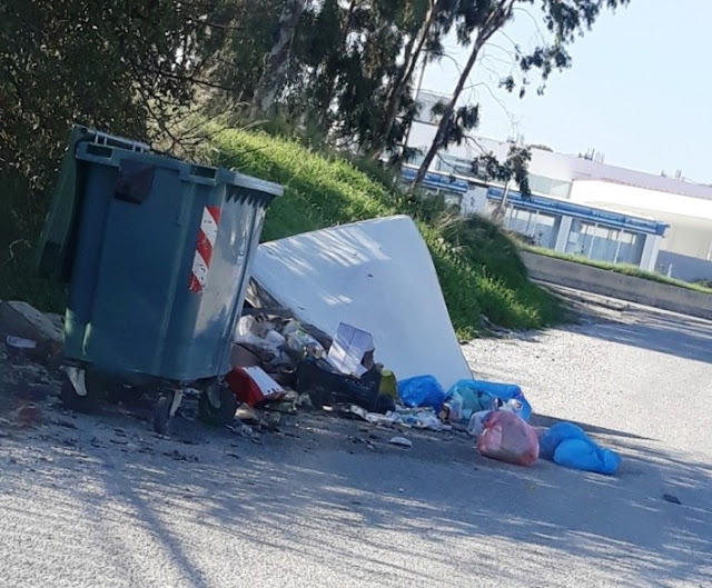 Ασυνείδητοι πετούν σκουπίδια εκτός κάδων στα Ασγούρου -φώτο - Φωτογραφία 1