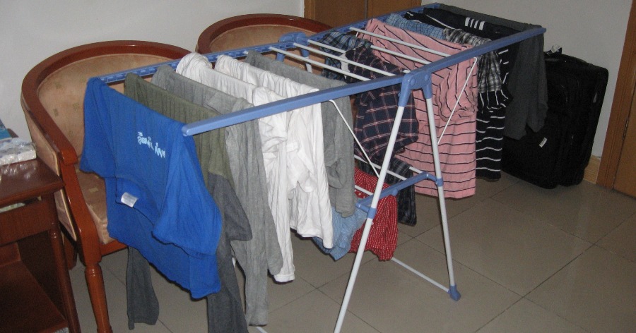 Γιατί δεν πρέπει να στεγνώνετε τα ρούχα σας μέσα στο σπίτι – Ποιοι κίνδυνοι υπάρχουν - Φωτογραφία 1