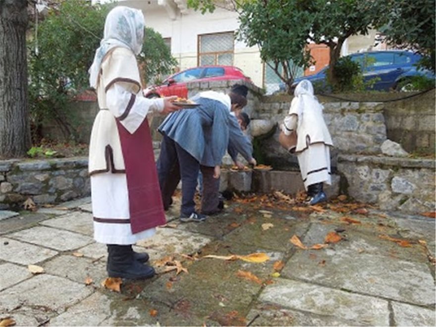 Χριστούγεννα στη Ρούμελη: Οι «τσιγαρίθρες», τα «μπουμπάρια» και οι «βασιλοκουλούρες» - Φωτογραφία 3