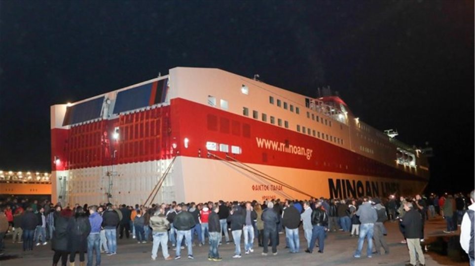 Ηράκλειο Κρήτης: Πλοίο με 270 επιβάτες προσέκρουσε στο λιμάνι - Ρήγμα 20 εκατοστών - Φωτογραφία 1