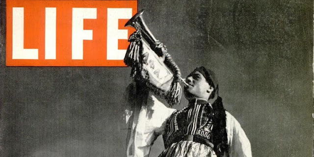 O Ελληνας τσολιάς στο εξώφυλλο του αμερικανικού περιοδικού LIFE -Η ιστορία πίσω από τη φωτογραφία - Φωτογραφία 1