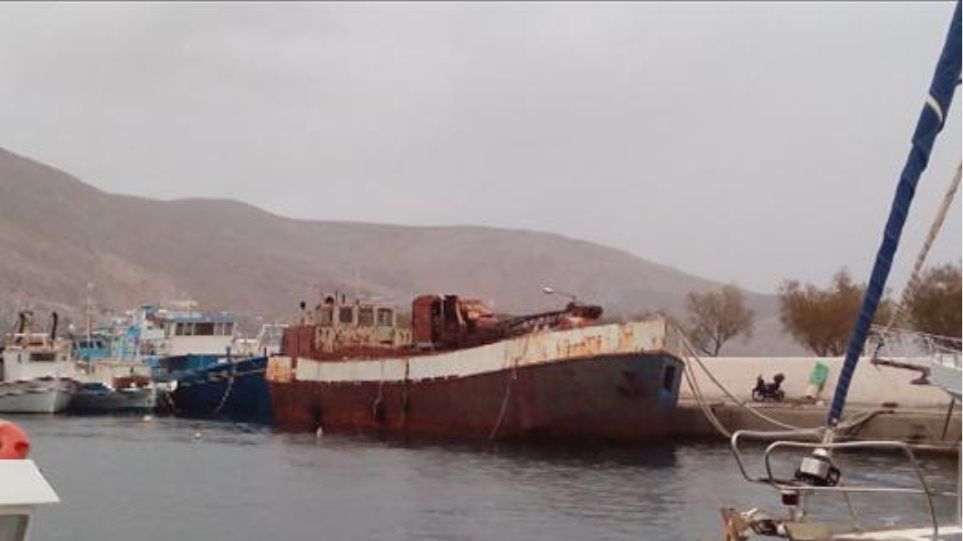 Κάλυμνος: Βυθίστηκε στο λιμάνι παροπλισμένο φορτηγό πλοίο - Φωτογραφία 1