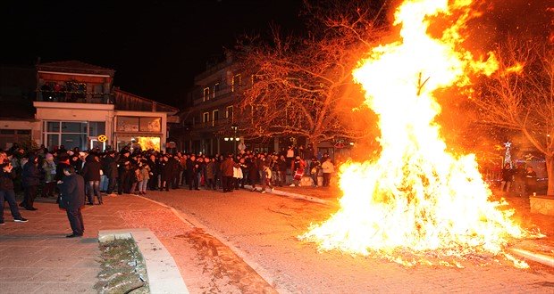 Έθιμα Χριστουγέννων: Οι φωτιές της Φλώρινας και οι Κλαδαριές της Σιάτιστας - Φωτογραφία 1