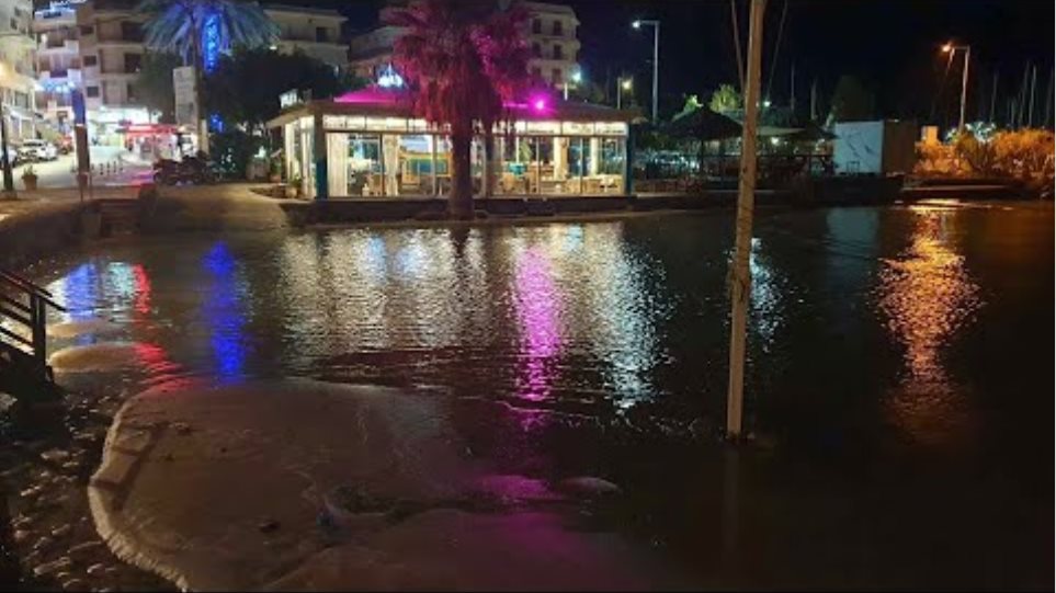 Παράξενο φαινόμενο: Ανέβηκε η στάθμη της θάλασσας στον Άγιο Νικόλαο - Φωτογραφία 2