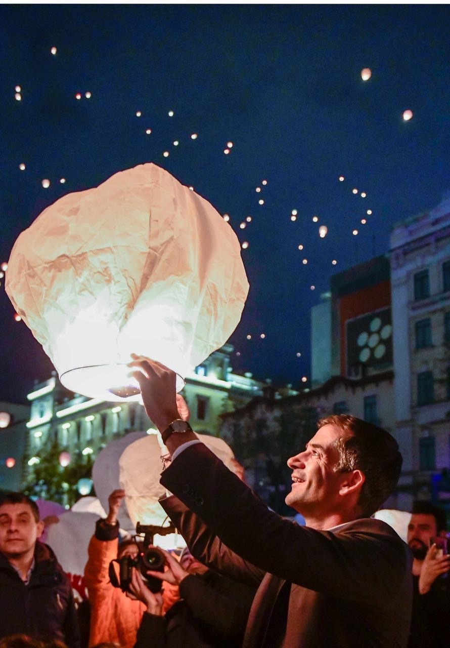 Υπερθέαμα η παραμονή Χριστουγέννων στην Αθήνα - Φωτογραφία 2