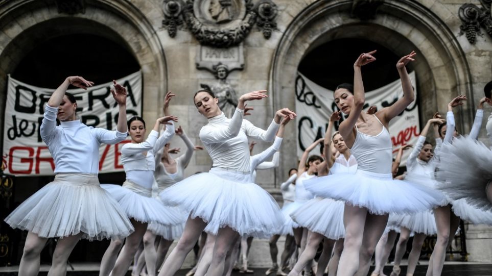 Παρίσι: Μπαλαρίνες χόρεψαν έξω από την Όπερα διαμαρτυρόμενες για τη συνταξιοδοτική μεταρρύθμιση - Φωτογραφία 1