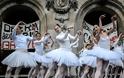 Παρίσι: Μπαλαρίνες χόρεψαν έξω από την Όπερα διαμαρτυρόμενες για τη συνταξιοδοτική μεταρρύθμιση
