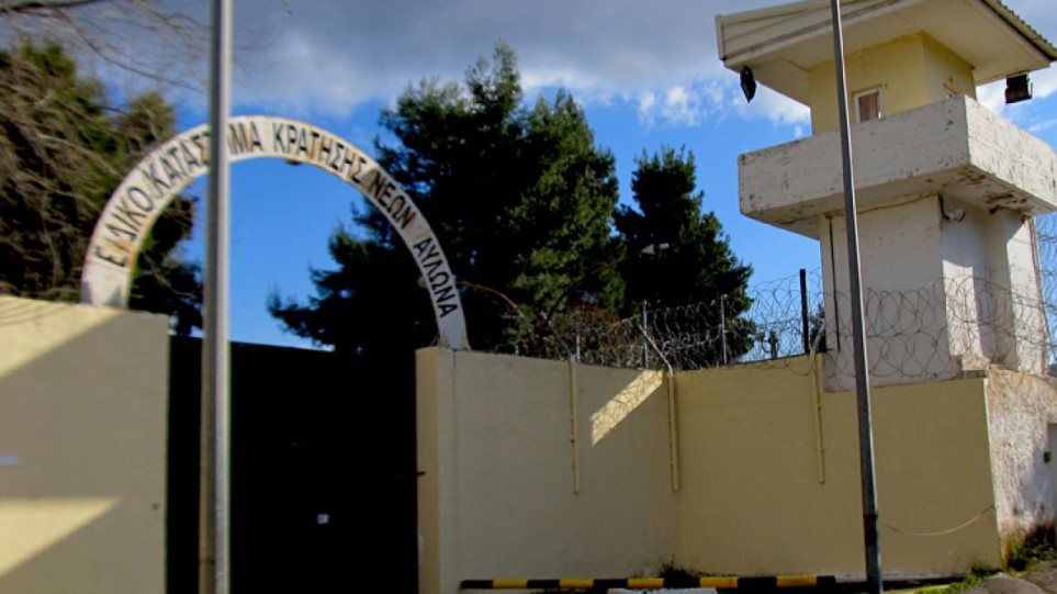 Φυλακές Αυλώνα: Σωφρονιστικός υπάλληλος διοχέτευε ναρκωτικά και κινητά στους κρατούμενου - Φωτογραφία 1