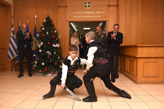 Χριστουγεννιάτικα κάλαντα και εορταστική εκδήλωση στο Υπουργείο Εθνικής Άμυνας, παρουσία του ΥΕΘΑ κ. Νικόλαου Παναγιωτόπουλου - Φωτογραφία 1
