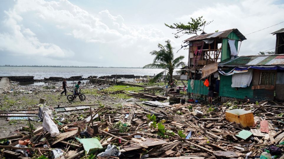 Ο τυφώνας Φανφόν χαλάει τα Χριστούγεννα των Φιλιππινέζων - Φωτογραφία 1