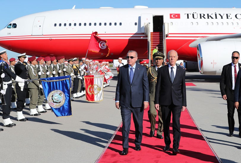 Εσπευσμένα στην Τυνησία ο Ερντογάν – Κλείνει στρατιωτική συμφωνία & με την Τύνιδα - Φωτογραφία 1