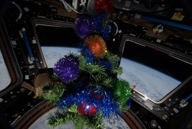 Στο Διεθνή Διαστημικό Σταθμό: Κάτω από το Χριστουγεννιάτικο Δέντρο - Φωτογραφία 1