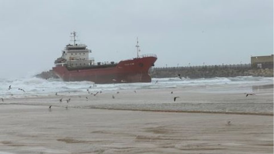 Φορτηγό πλοίο από την Ελλάδα παρασύρθηκε λόγω κακοκαιρίας σε παραλία του Ισραήλ - Φωτογραφία 1